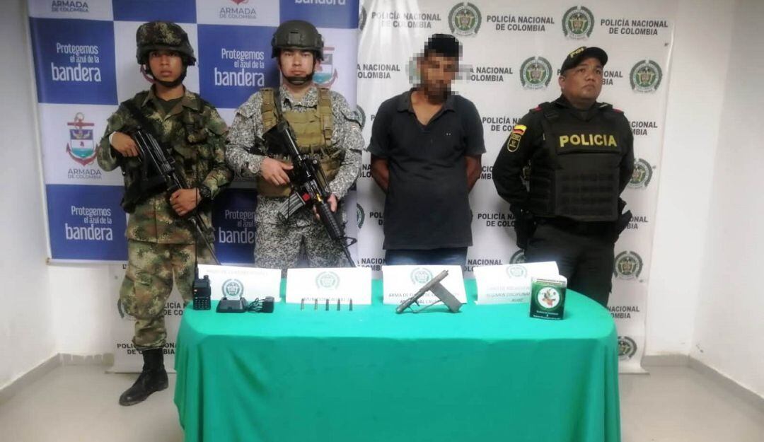 A alias el Gordo, Severa y un sujeto más les hallaron armas de fuego, municiones, radios y suministros médicos.