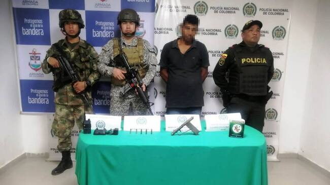 A alias el Gordo, Severa y un sujeto más les hallaron armas de fuego, municiones, radios y suministros médicos.