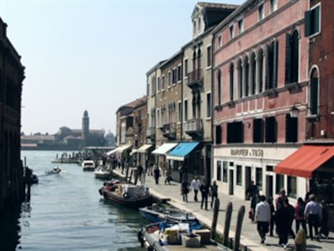 Prohíben el tránsito de cruceros por el centro de la laguna de Venecia