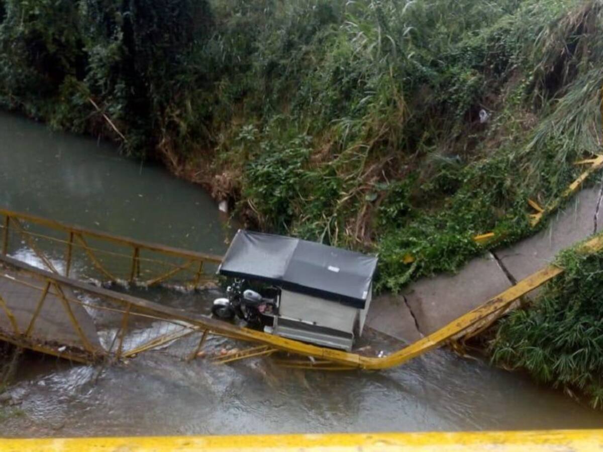 Colapsó puente peatonal en el sur de Cali