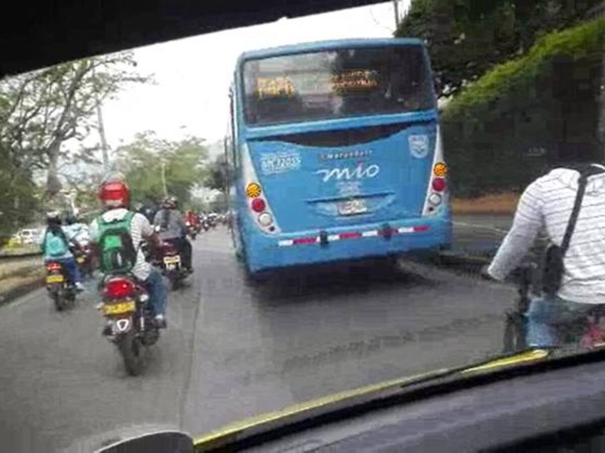 En vídeo: Hombre se amarró de un MÍO para ir más rápido en su bicicleta