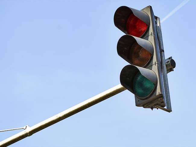 La Secretaría de Movilidad ya comenzó a cambiar los semáforos de Bogotá por semáforos inteligentes. Foto: Getty Images