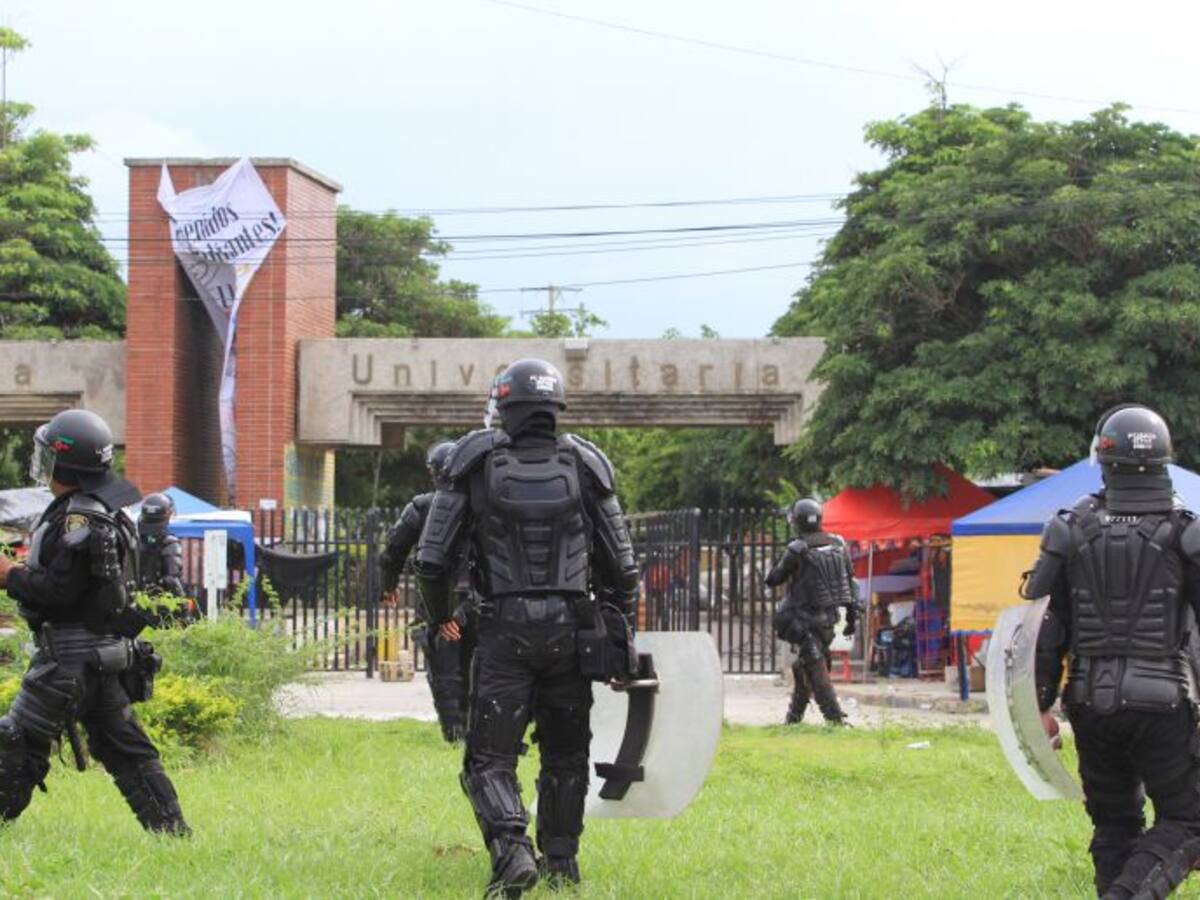 Encapuchados se enfrentan con el Esmad afuera de la Uniatlántico
