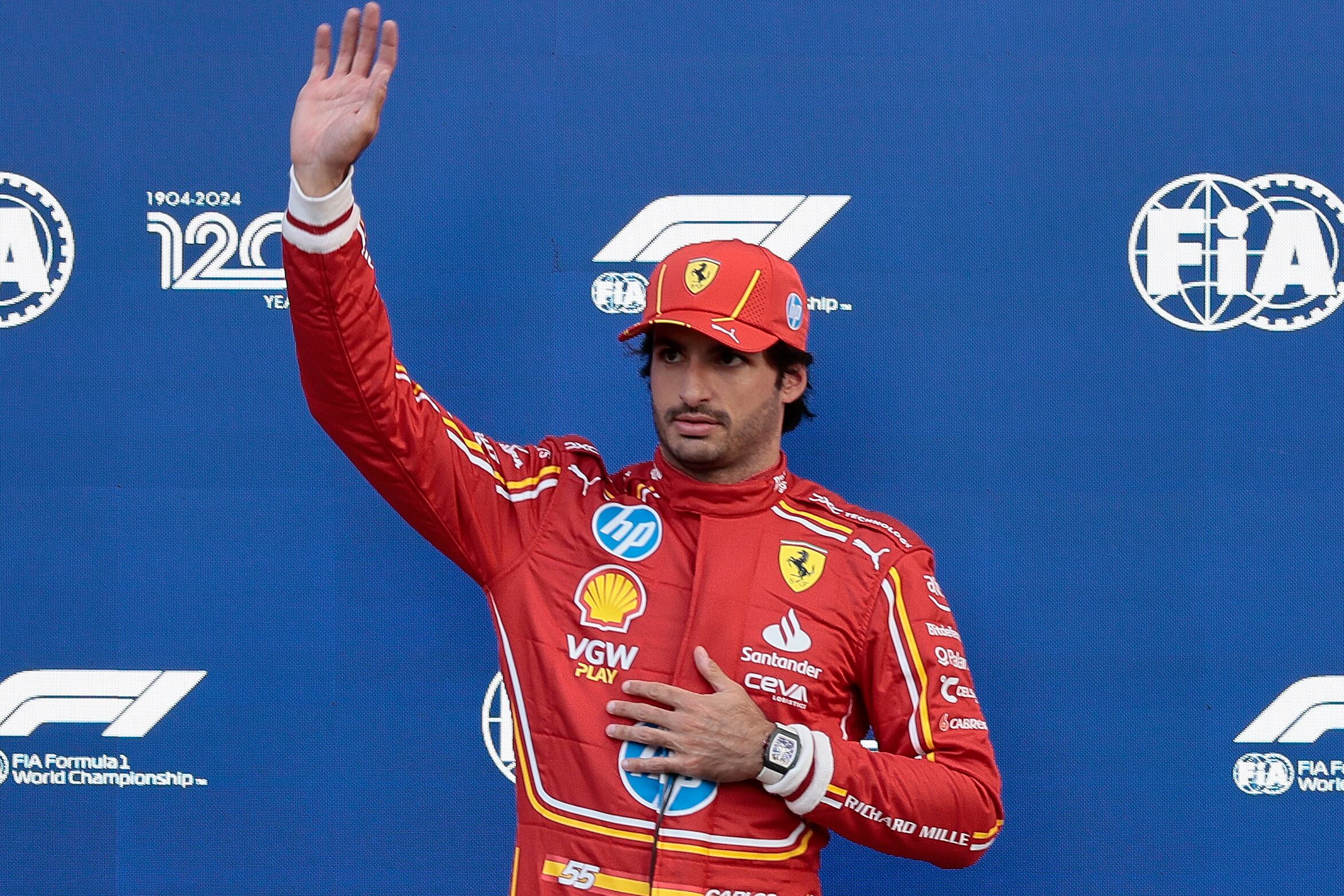 El piloto español del equipo Ferrari Carlos Sainz, gana este sábado el primer lugar en la sesión de clasificación del Gran Premio de Fórmula 1 en el autódromo Hermanos Rodriguez de la Ciudad de México (México). EFE/José Méndez