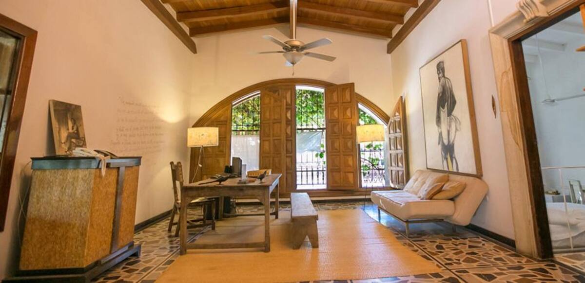 Levantarse en la mañana en un buen día soleado en el Hotel Boutique Casa Rosalía, en Valledupar, le levanta el ánimo al más triste, con esa luz brillante, viva, y ese desayuno con arepa típica vallenata preparada a la usanza de la dueña de la casa, horneadas sobre hojas del mango del patio, no deja espacio para las tristezas.