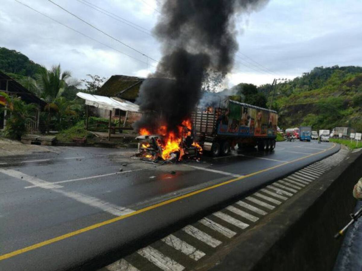 Policía evitó que dos camiones fueran incinerados en la vía a Buenaventura