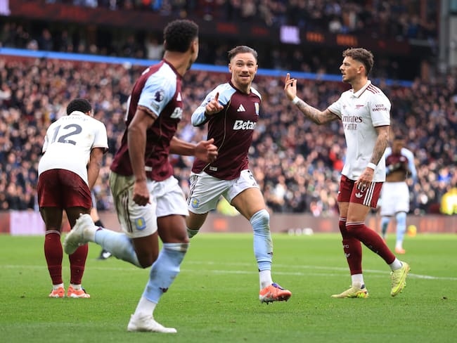 Matty Cash festeja el primer gol del partido ante el Arsenal. (Photo by Simon Stacpoole/Offside/Offside via Getty Images)