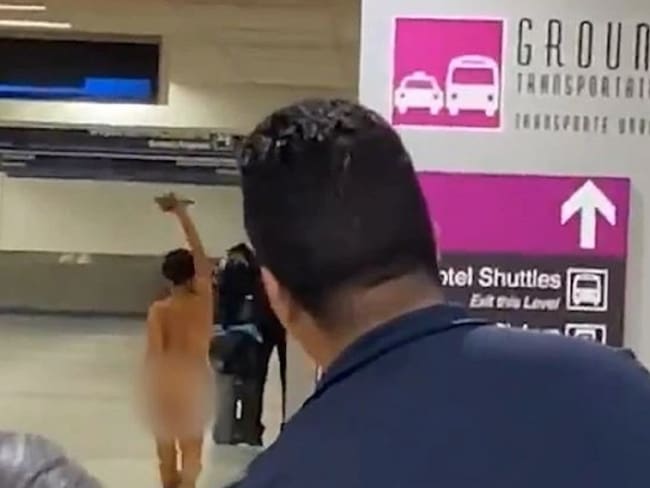 ¡Como si nada! Mujer se desnudó en el aeropuerto de Miami