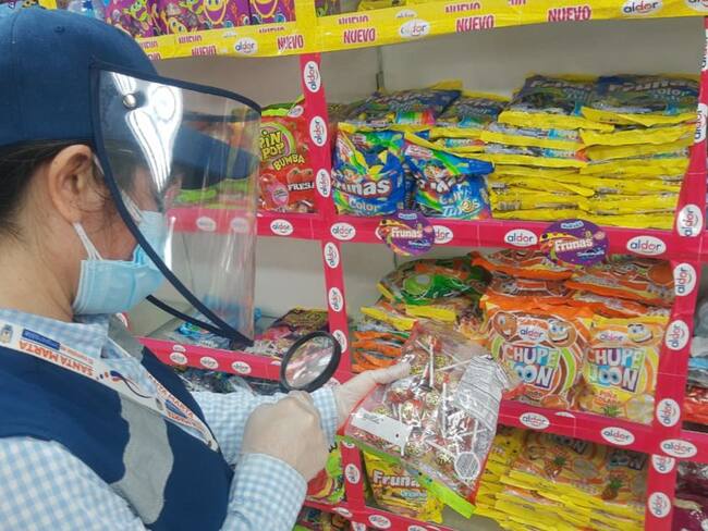 Confiscan dulces vencidos que iban a ser comercializados durante Halloween