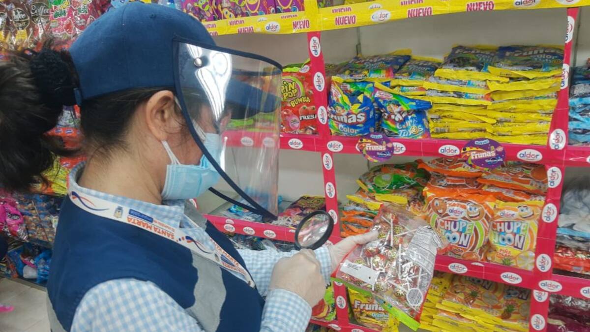 Confiscan dulces vencidos que iban a ser comercializados durante Halloween