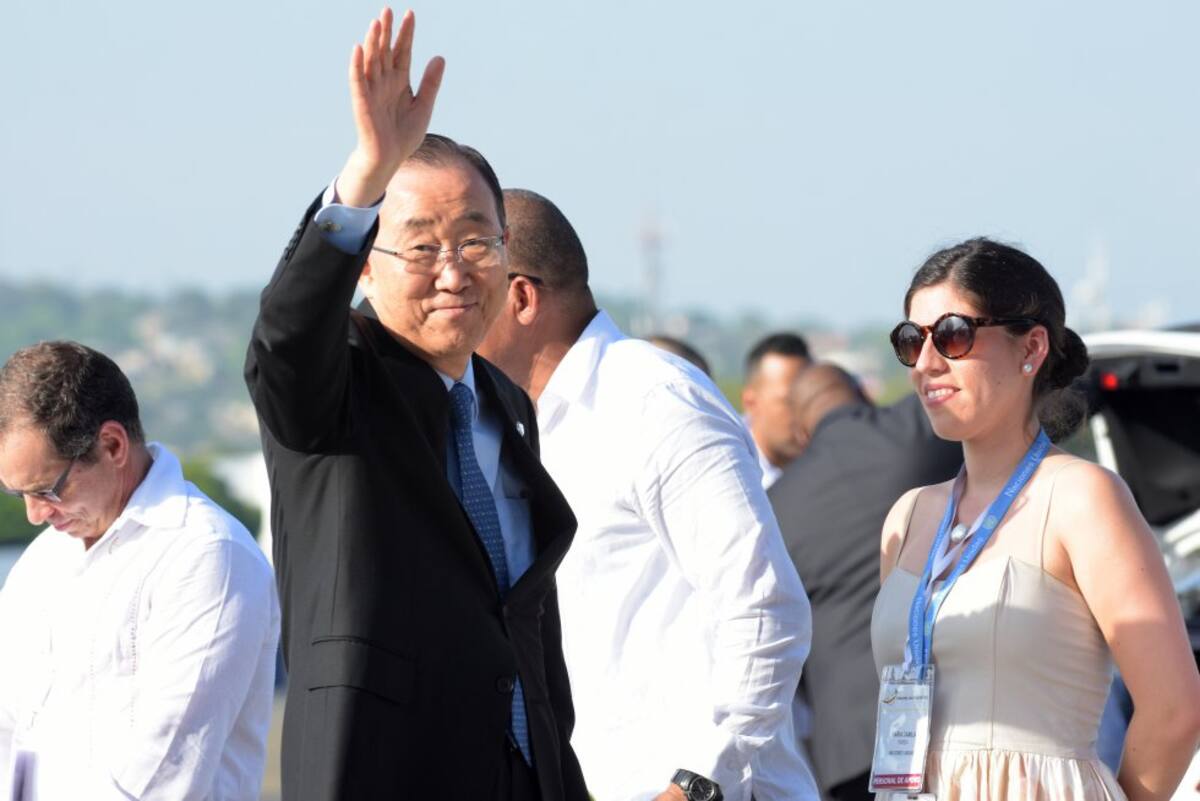 El Secretario General de la ONU, Ban Ki-moon, saluda a su llegada a Cartagena para asistir a la ceremonia de la firma del Acuerdo Final de Paz.