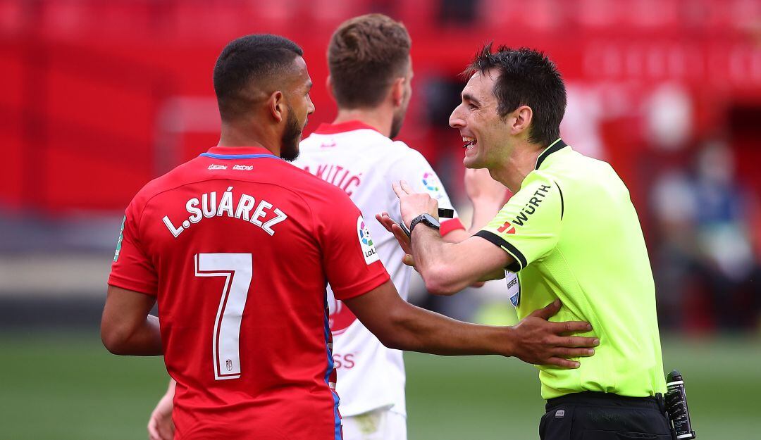 Árbitro del Sevilla-Granada pita el final y luego hace regresar a los jugadores