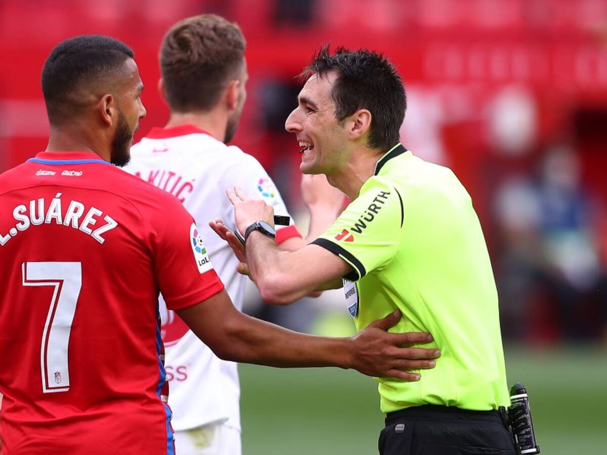 Insólito: Árbitro pita el final y luego hace regresar a los jugadores