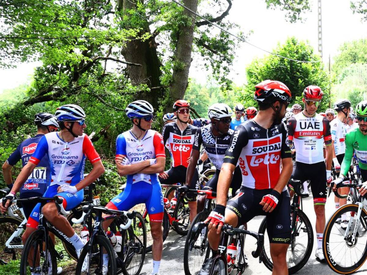 Ciclistas protestan con breve parón en el inicio de la Etapa 4 del Tour