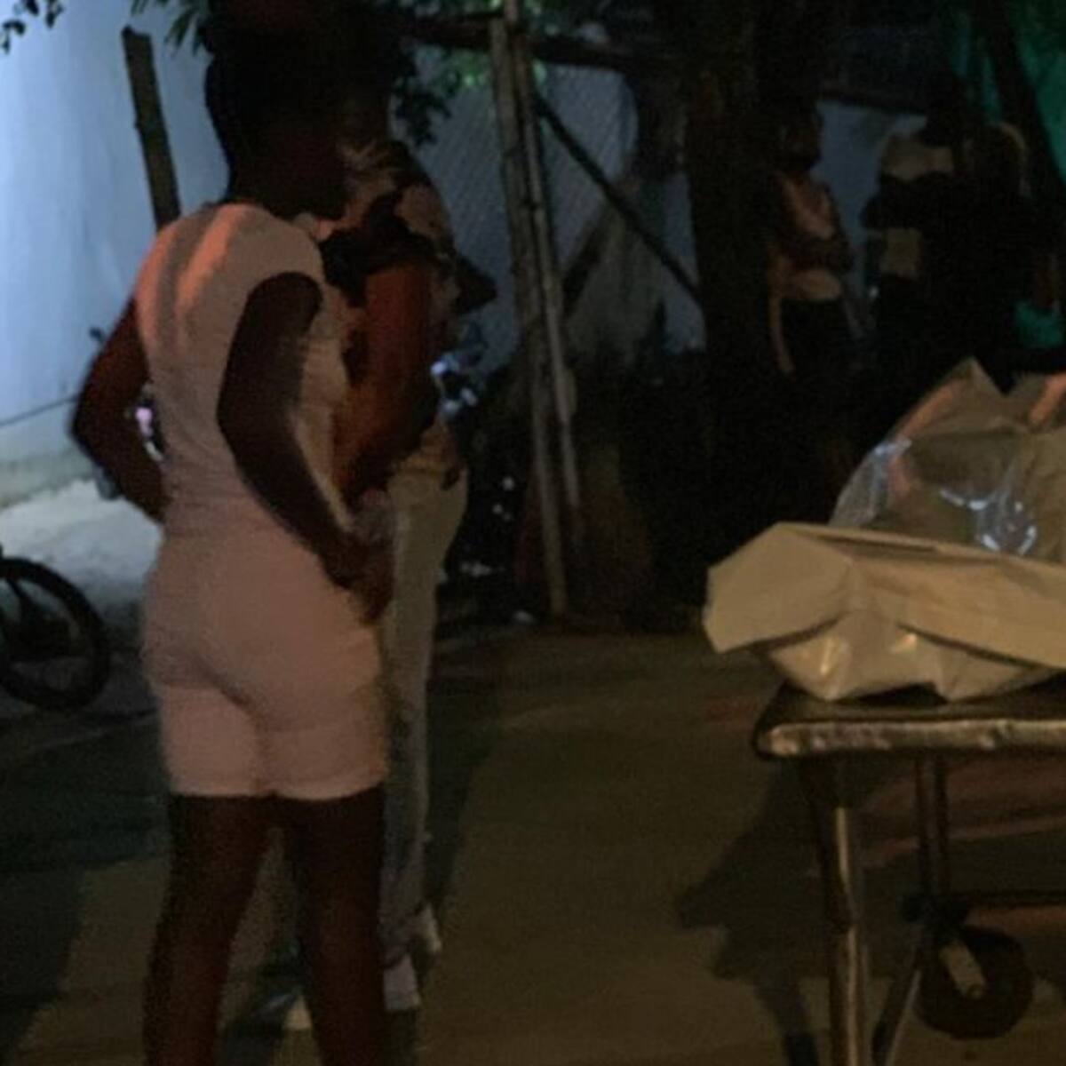 Familia retira el cuerpo de un joven de Medicina Legal sospechoso de Covid
