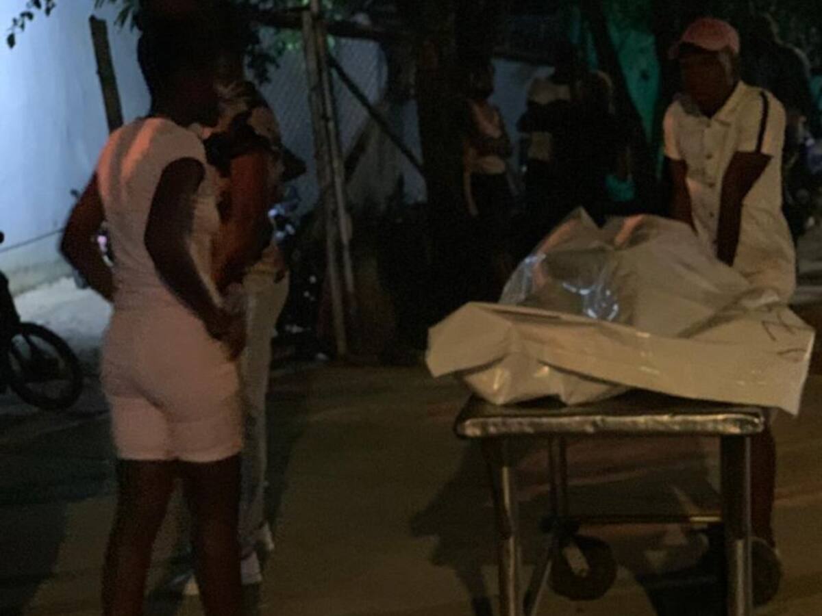 Familia retira el cuerpo de un joven de Medicina Legal sospechoso de Covid