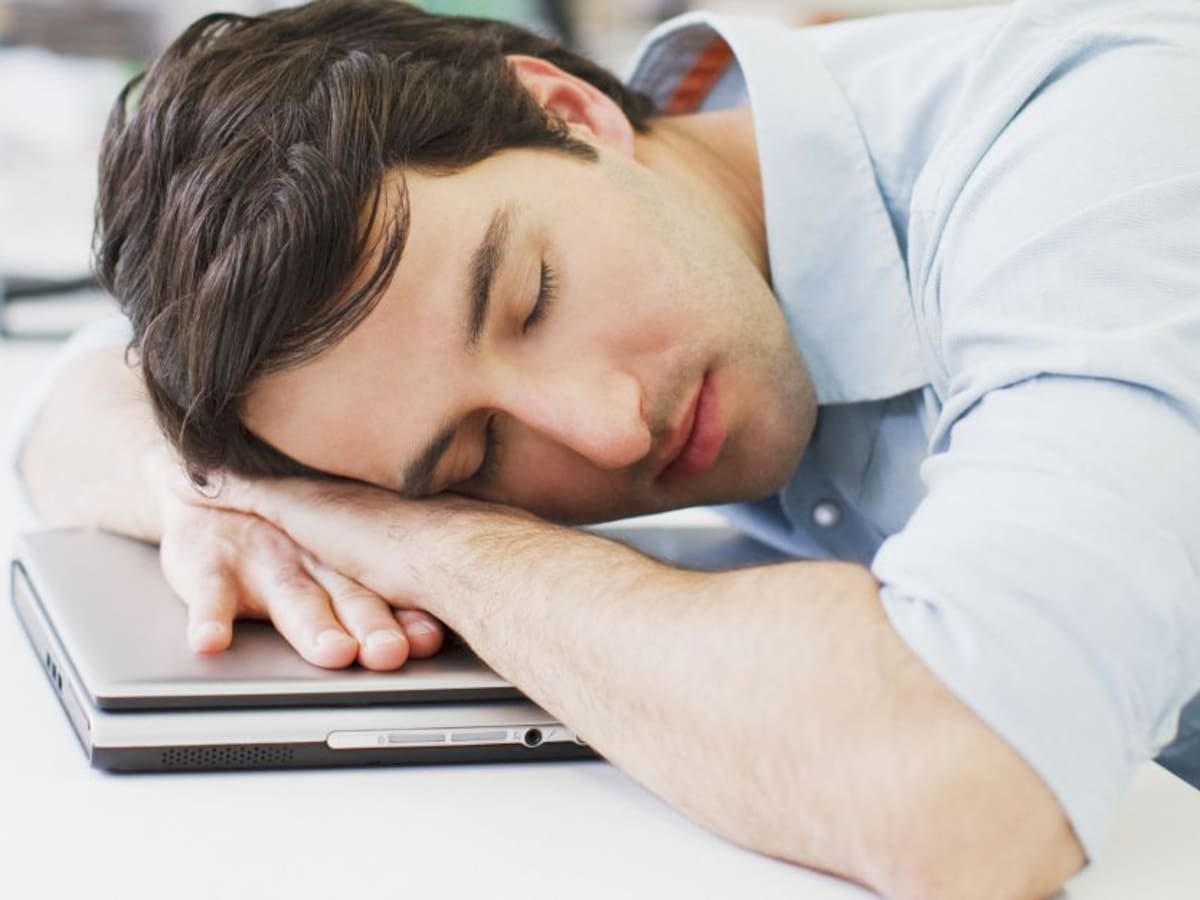 ¿Por qué da sueño después de almorzar? Consejos para evitarlo en la oficina