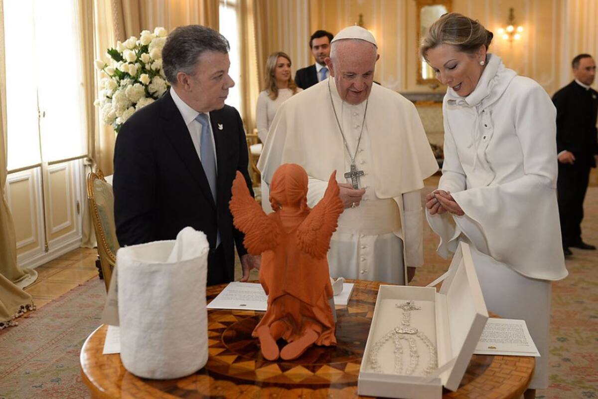 El presidente Santos, en la Casa de Nariño, le hizo entrega de la escultura María en Paz de Javier de Ráquira, hecha en arcilla en Boyacá.