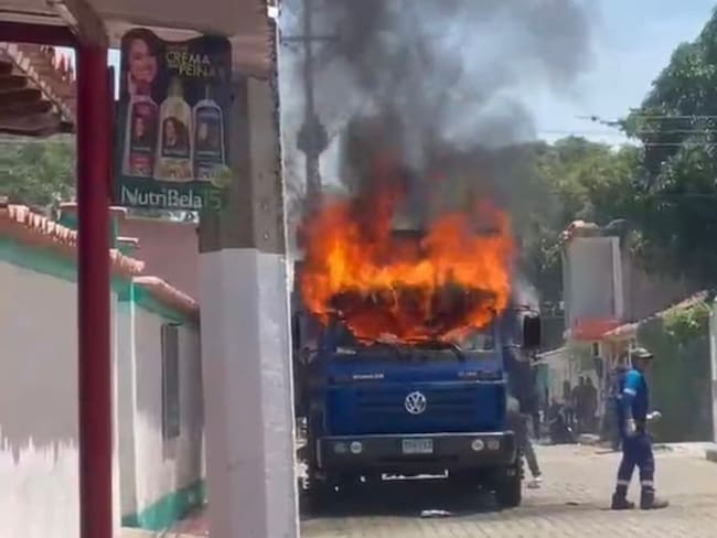 Cuarto vehículo transportador de bebidas fue incinerado en el Área Metropolitana de Cúcuta. / Foto: Cortesía.