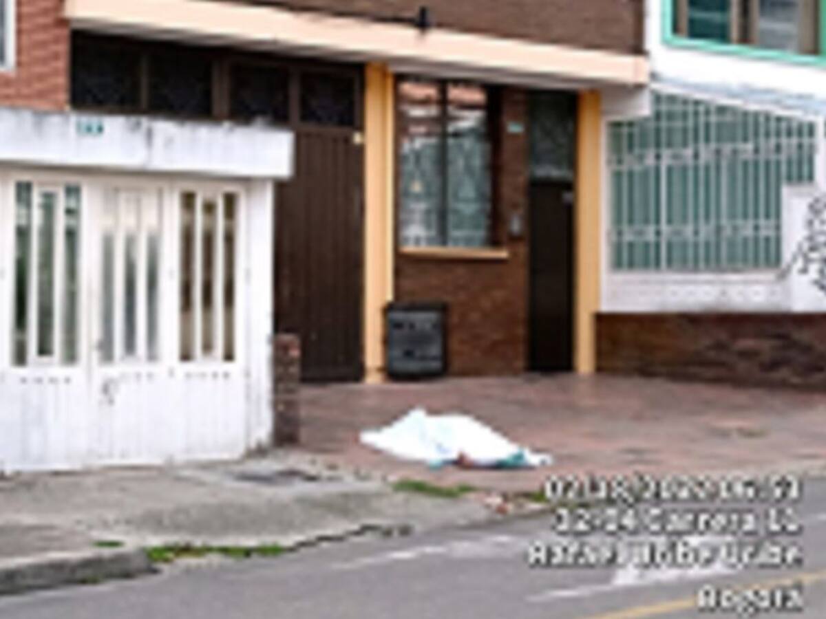 Investigan asesinato de mujer después de llevar a sus hijos al colegio