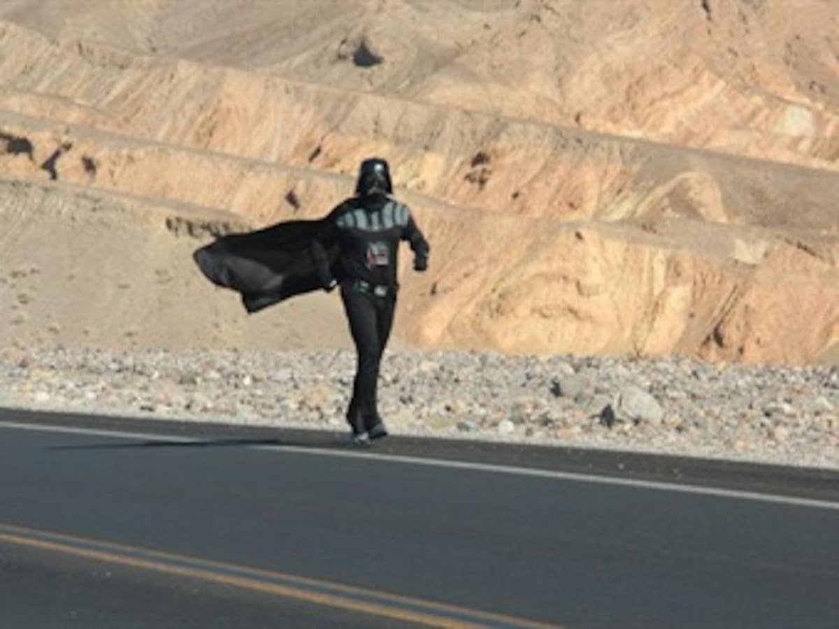 Corre a 53 grados vestido de Darth Vader en busca del récord Guinness