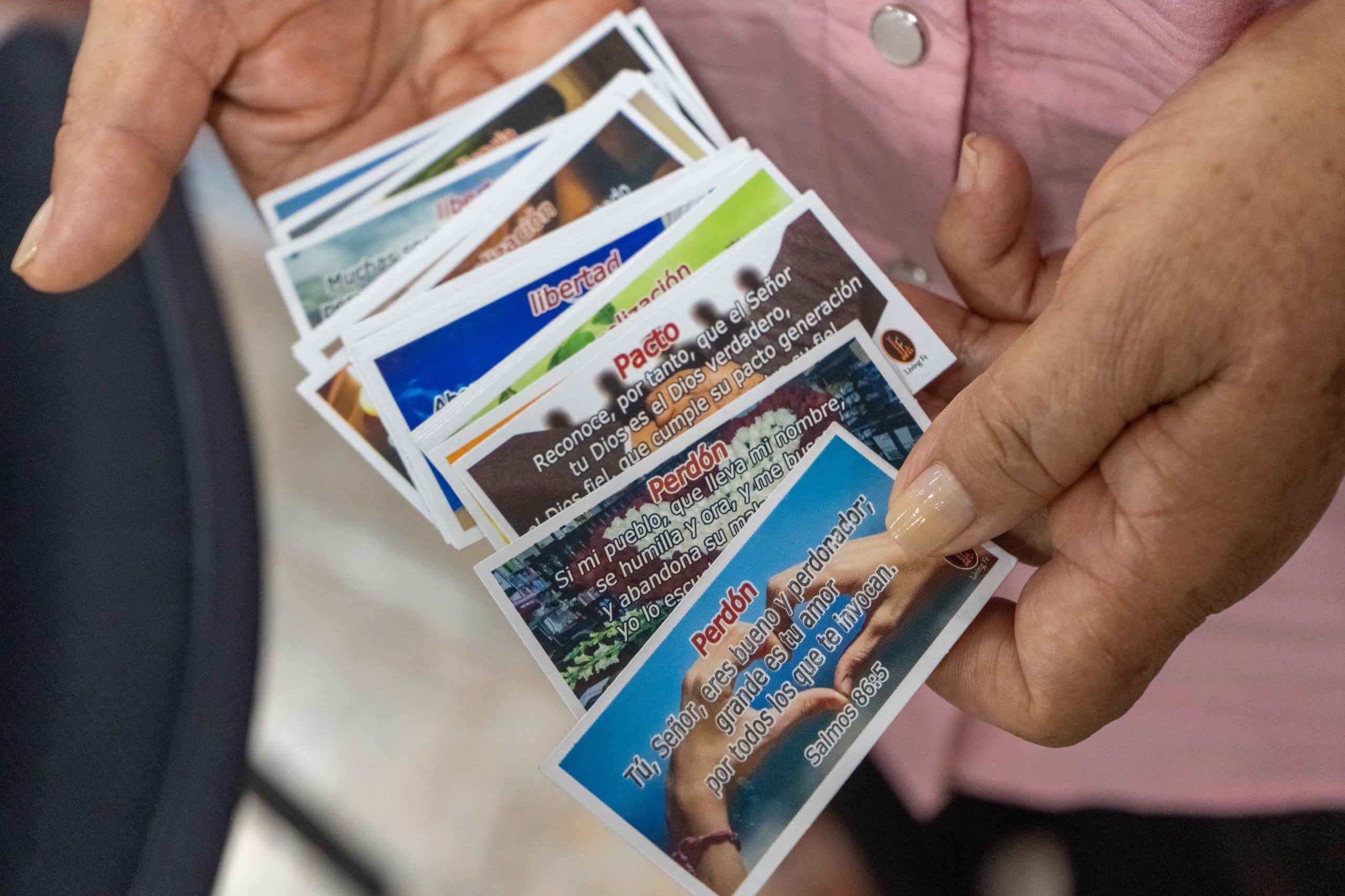 Recordatorios entregados por familiares de víctimas de falsos positivos en Quindío a exmilitares. Foto Cortesía JEP