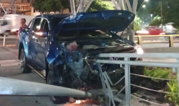 Carro choca contra puente