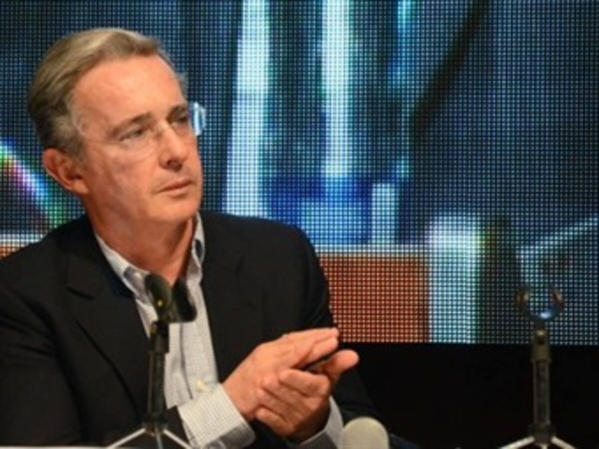 Ciudadanos recogen firmas para que Uribe vaya al Senado