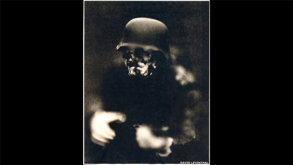 Esta maqueta en miniatura de la serie sobre el Lejano Oeste representa la cruenta Batalla de Little Big Horn, también conocida como "Custer's Last Stand", en la que la caballería de EE.UU. comandada por el teniente coronel George Armstrong Custer se enfrentó a varias tribus indígenas bajo el mando del gran jefe sioux Tasunka Witko, también llamado Caballo Loco. Este conflicto ha aparecido en numerosas películas de Hollywood.