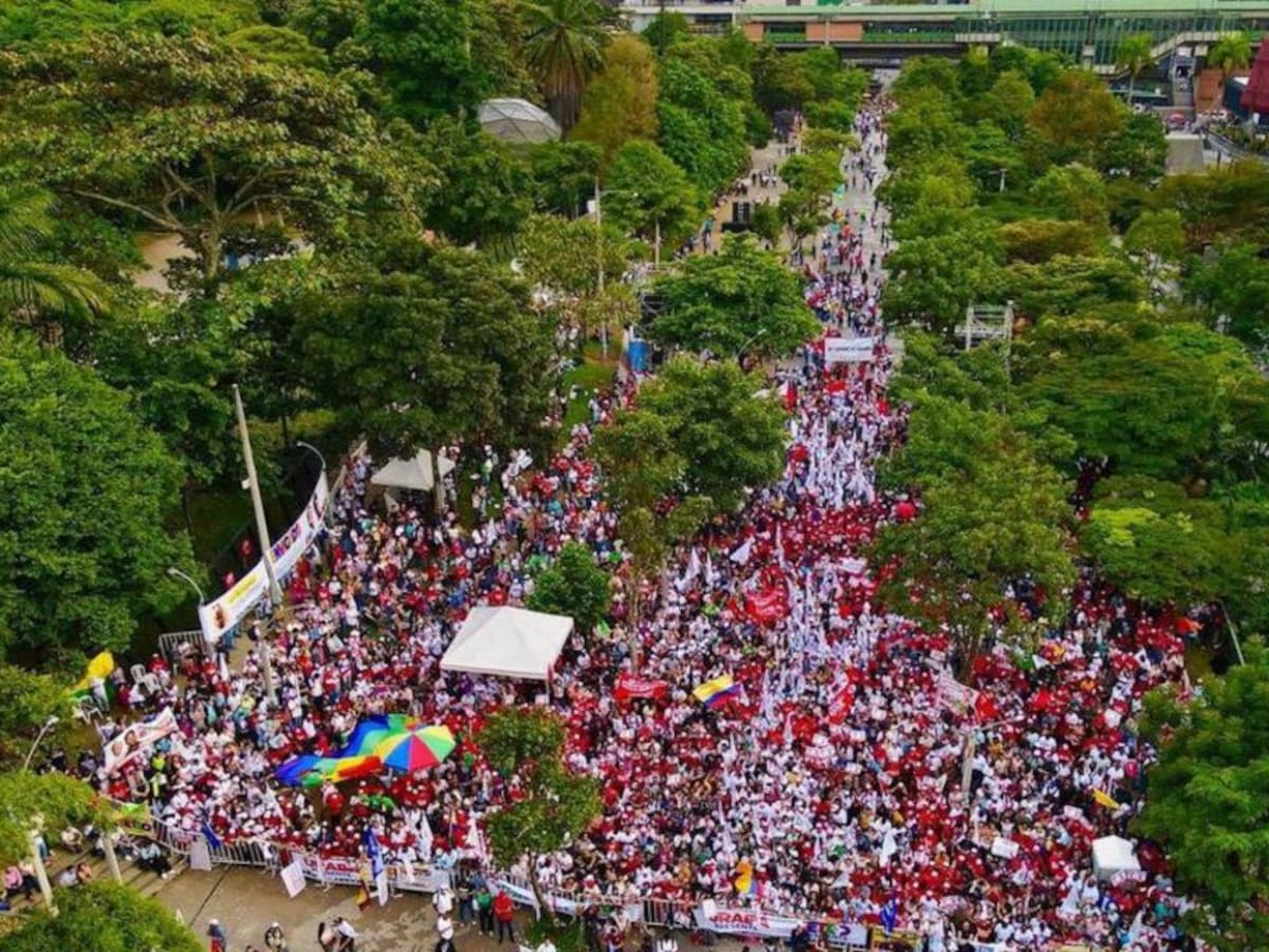 En cierre de campaña Gustavo Petro defendió al suspendido Quintero
