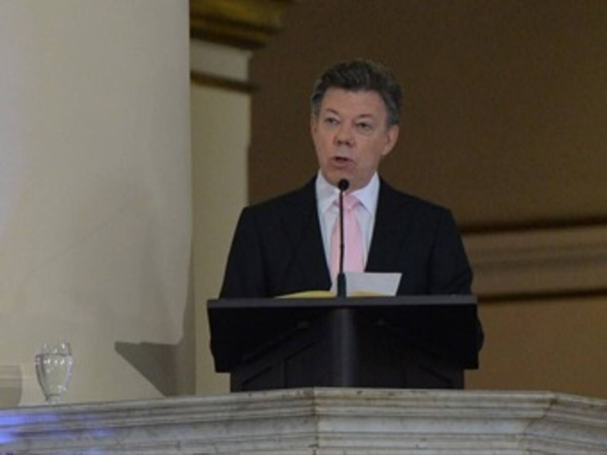 Hay adversarios de derecha e izquierda disparándole al proceso de paz: Santos