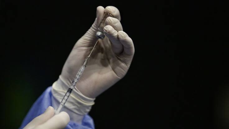 Reino Unido disminuye restricciones por baja ola de muertes por la COVID-19