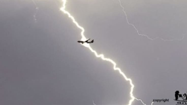 Un rayo se cruza con un Airbus de Avianca y un astrónomo lo fotografía.