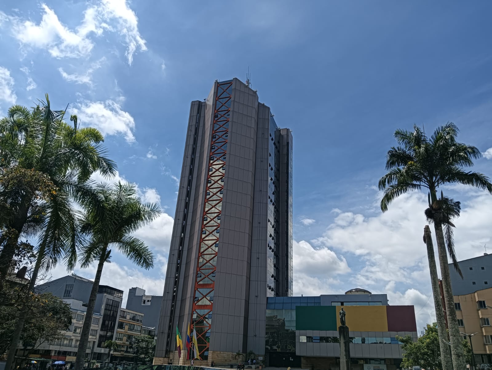 Días de sol, cielo azul y altas temperaturas en la ciudad de Armenia, al fondo del edificio de la gobernación del Quindío. foto Adrián Trejos