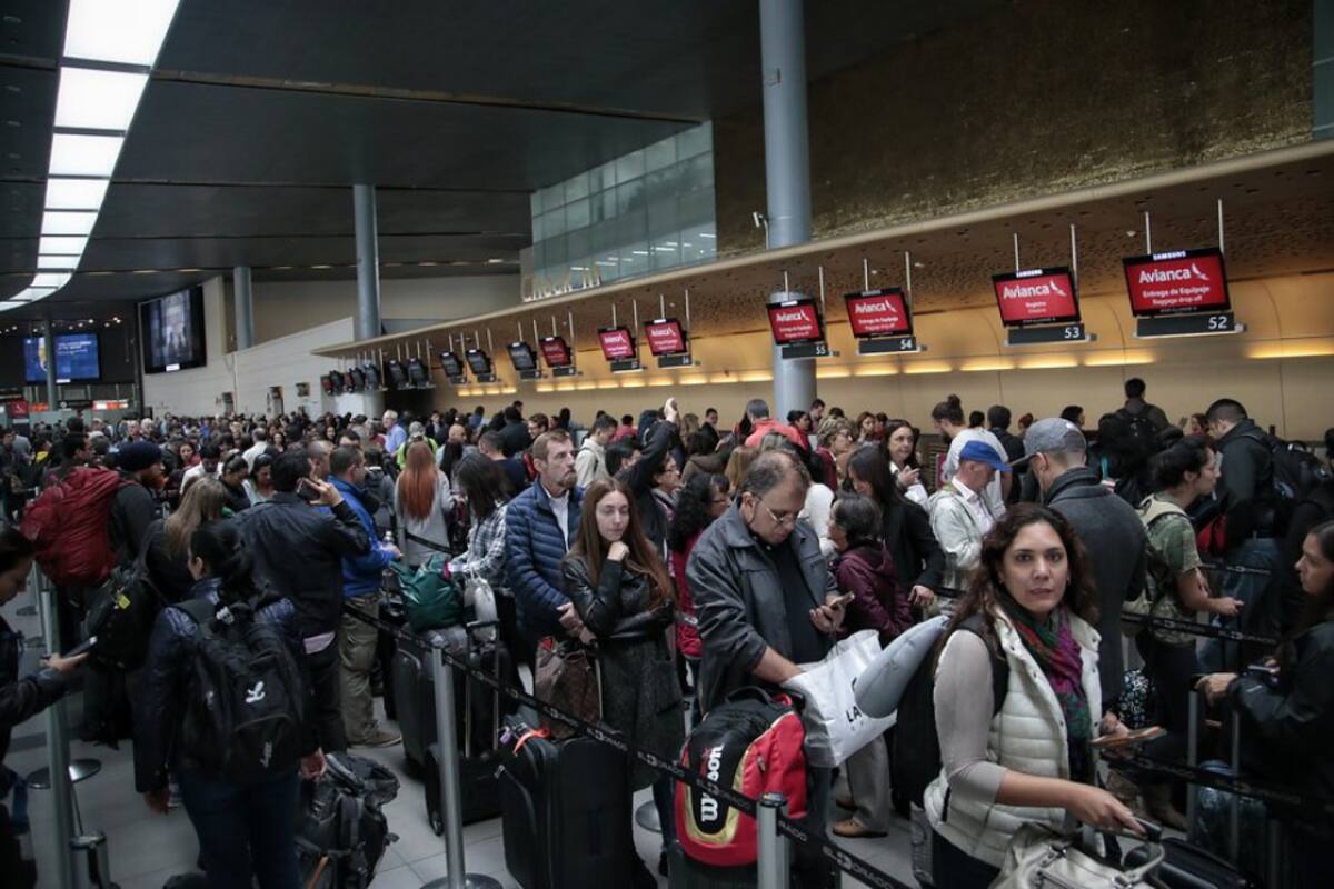 “Las condiciones climáticas en el aeropuerto El Dorado de Bogotá son difíciles porque hay lluvia, hay una reducción de la visibilidad lo cual nos obligó a reducir la capacidad de las operaciones con el único objetivo de garantizar la seguridad aérea”, subrayó.