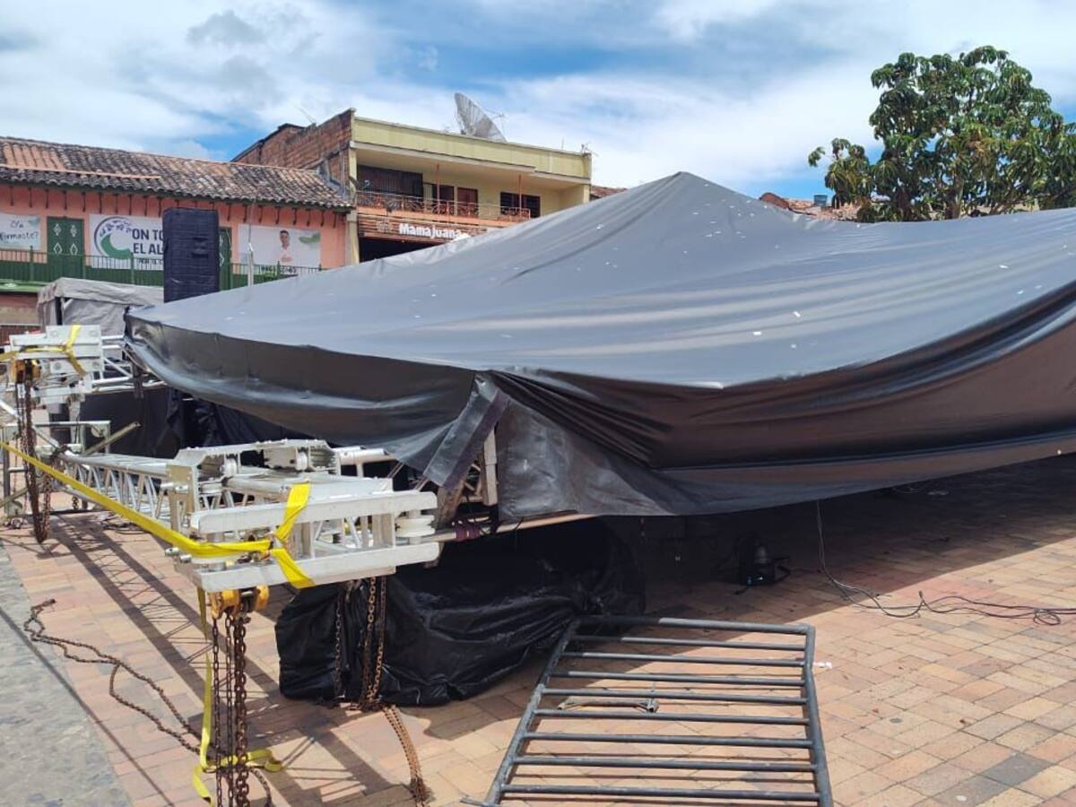En medio de la celebración del día dela virgen una tarima colapsó en El Carmen de Viboral