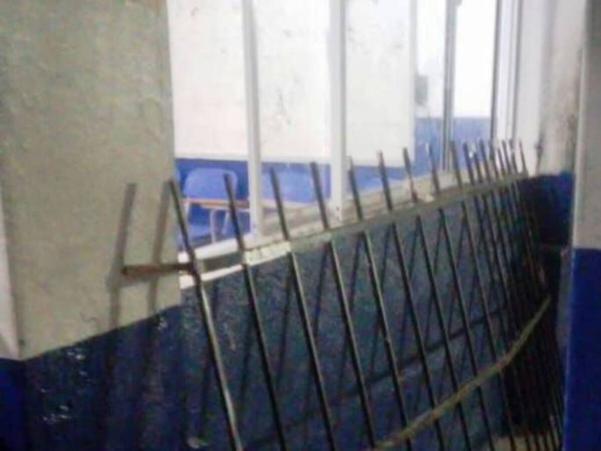 Delincuentes desmontaron una reja en un colegio de Cartagena para robar