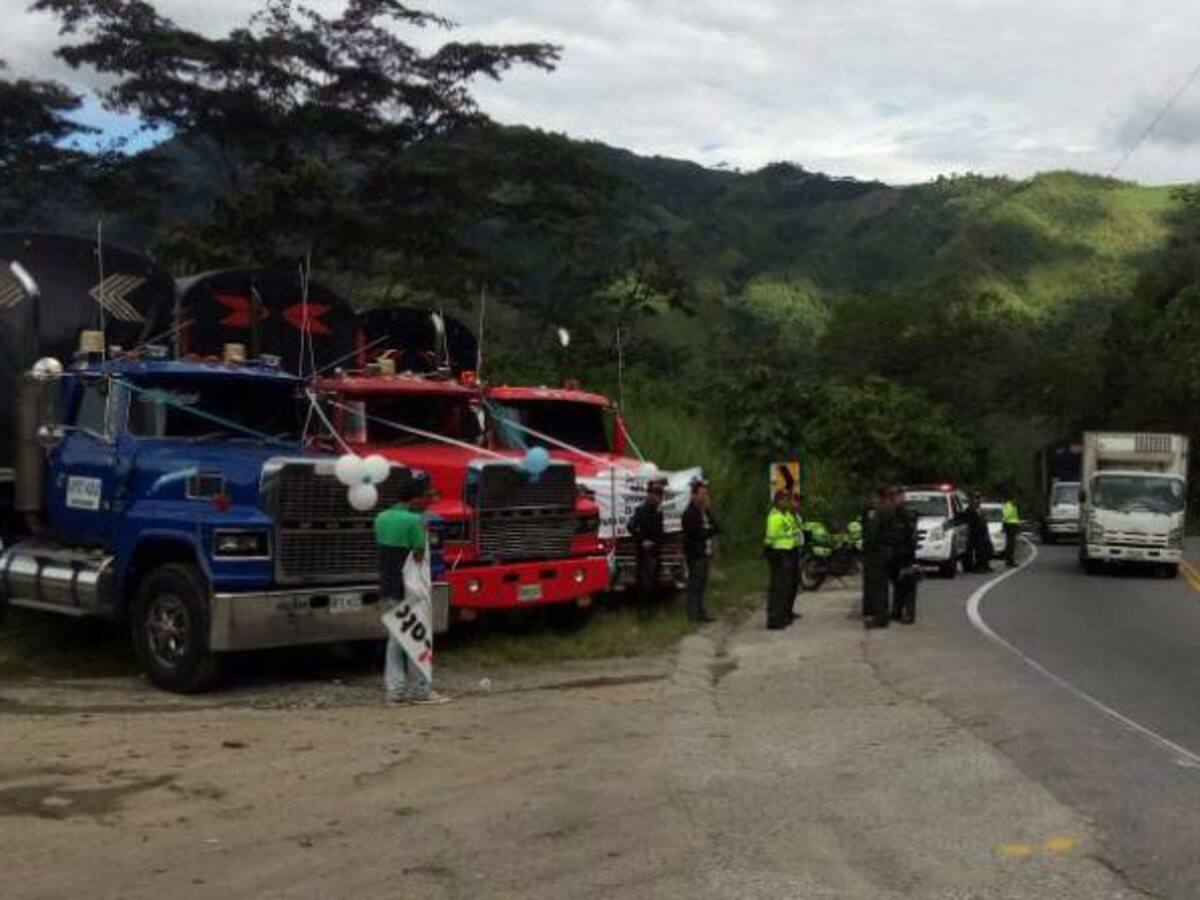 Sigue aumentando la concentración de camioneros en la vía hacia el alto de La Línea en el Tolima