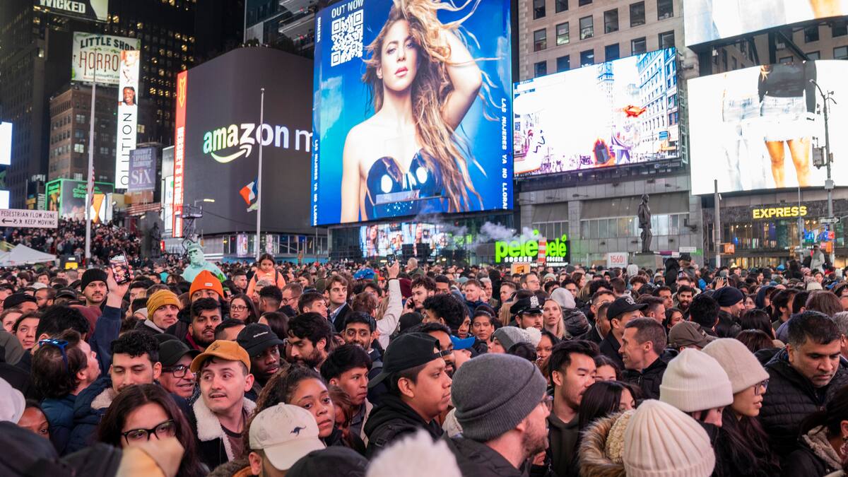 Shakira paralizó Time Square de NY con concierto gratis!!