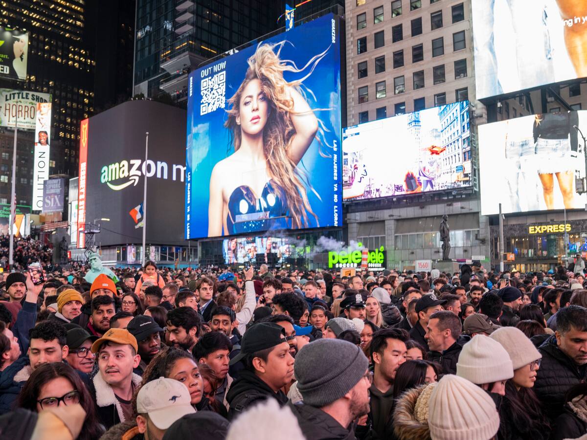 Shakira paralizó Time Square de NY con concierto gratis!!