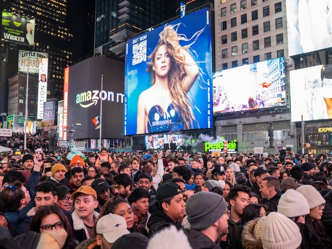 AME2867. NUEVA YORK (ESTADOS UNIDOS), 26/03/2024.- Personas se reúnen para ver la presentación gratuita que ofrece la cantante colombiana Shakira este martes en Times Square, Nueva York (EE.UU.). La cantante colombiana Shakira paralizó hoy Times Square donde convocó a miles de personas, en su mayoría jóvenes de diversos países, a un concierto gratuito para presentar su nuevo disco &quot;Las mujeres ya no lloran&quot;, que anunció poco antes del evento a través de sus redes sociales. EFE/Ángel Colmenares