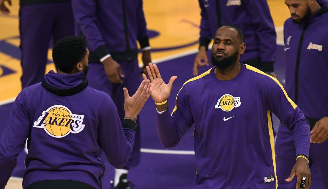 LeBron James y Anthony Davies, figuras en el triunfo de los Ángeles Lakers.