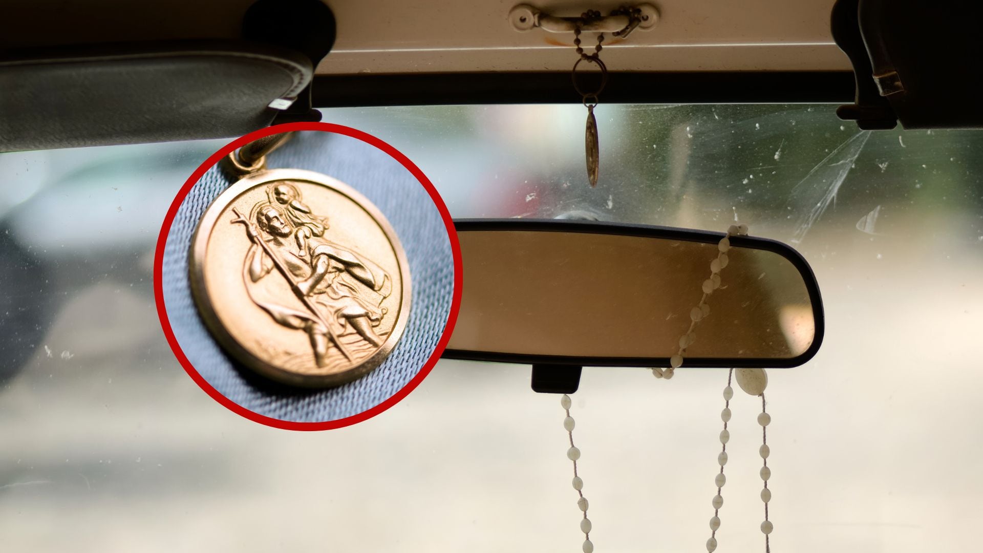 Medalla de San Cristóbal y retrovisor de vehículo. Fotos: Getty Images.
