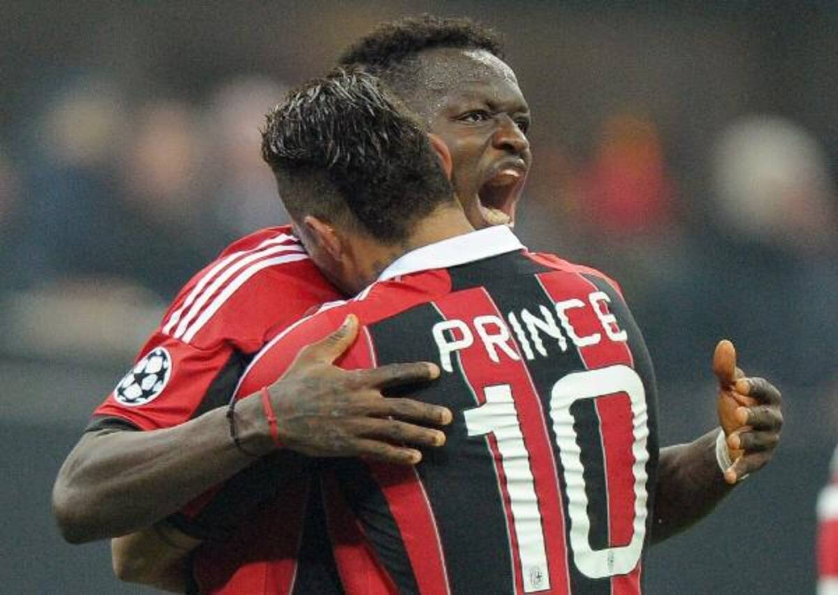 El delantero del AC Milan, Sulley Muntari (detrás), celebra con su compañero Kevin Prince Boateng el segundo gol conseguido ante el Barcelona