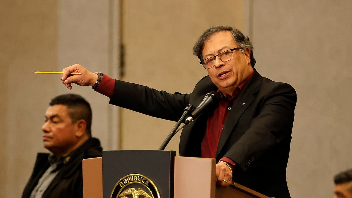 “No es un beneficio jurídico, es para construir paz”: Petro sobre ex paramilitares