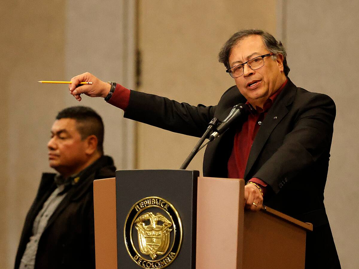 “No es un beneficio jurídico, es para construir paz”: Petro sobre ex paramilitares