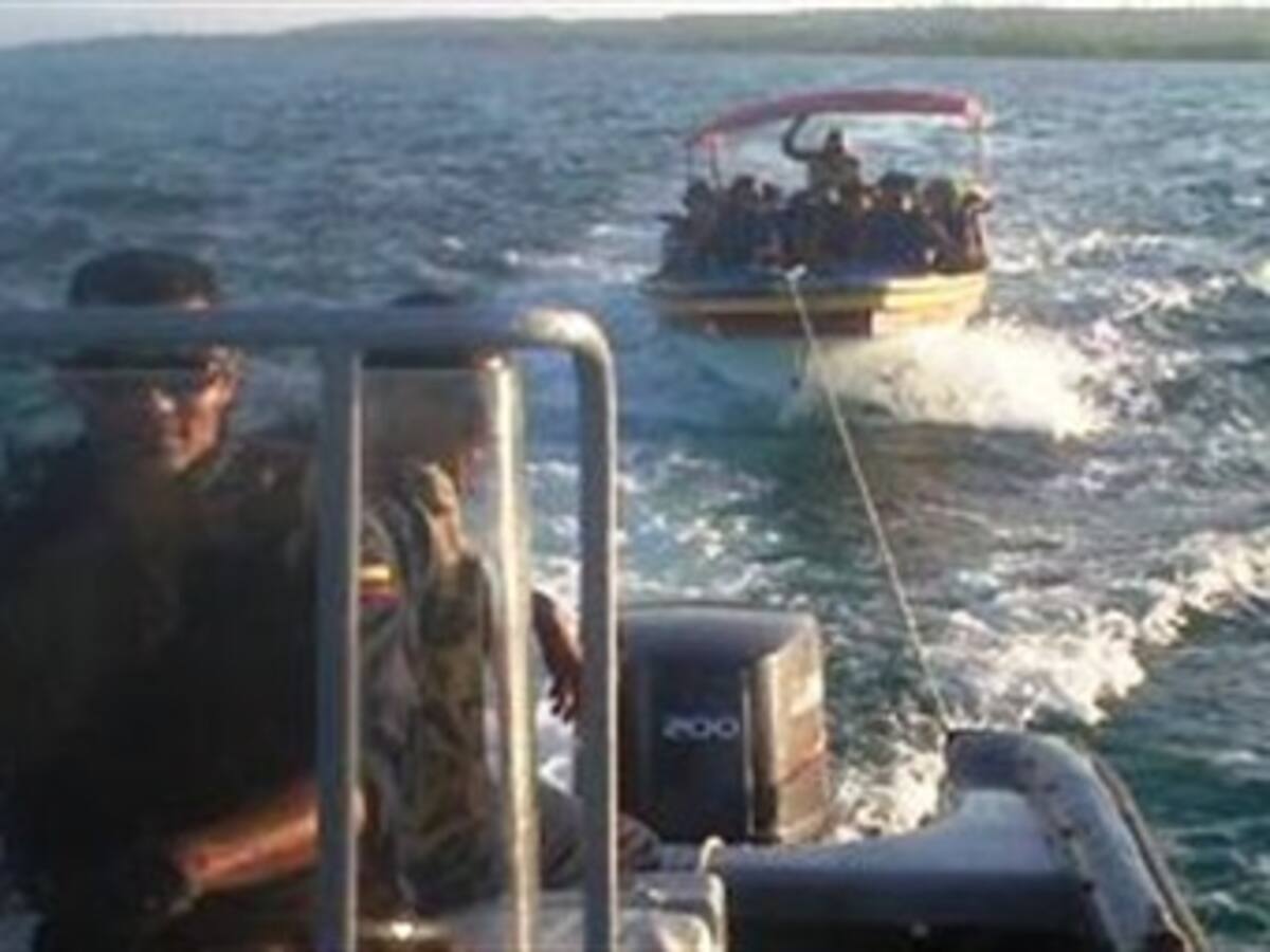 Armada rescata a 16 personas en San Andrés cuando embarcación en la que navegaban quedó a la deriva