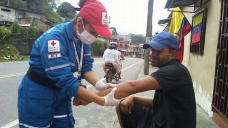 Atención humanitaria a caminantes venezolanos. / Foto: Cruz Roja.