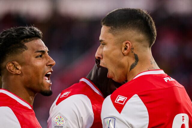 Harold Santiago Mosquera y Agustín Rodríguez celebran un gol de Santa Fe / Colprensa.