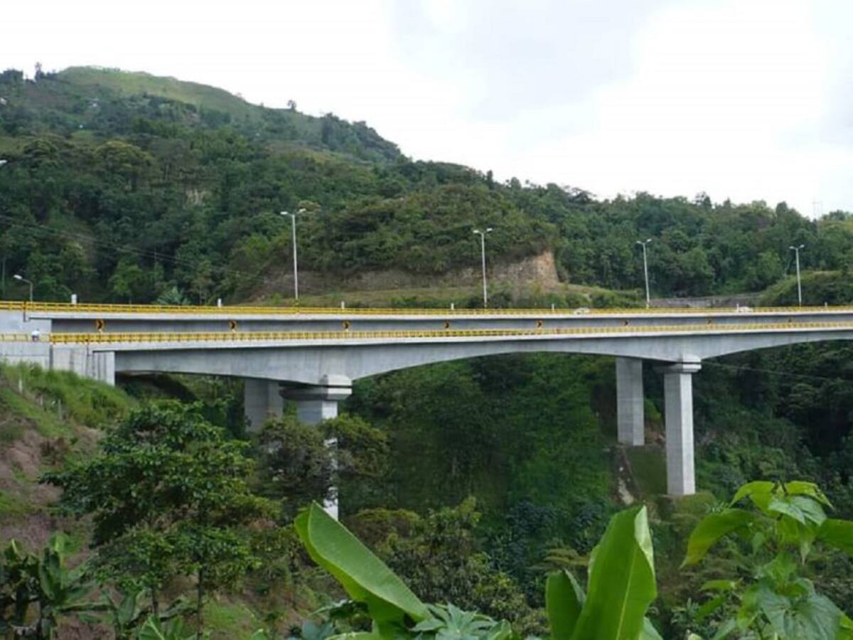Mujer falleció cuando se lanzó de un puente de Manizales